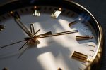 Photo rapprochée d'une horloge illustrant l'urgence dans un contexte légal.