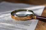 Loupe sur checklist soulignant précision autorisations environnementales