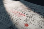 Vue rapprochée d'une demande de planification annotée soulignant l'attention minutieuse.