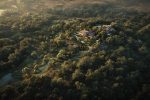 Perspective aérienne d'une zone Natura mêlant immobilier et nature