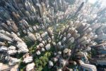 Prise de vue aérienne d'une métropole dynamique avec de nombreuses propriétés, illustrant des opportunités d'investissement immobilier.