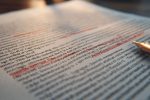 Document juridique en gros plan avec des sections surlignées indiquant les raisons de contester une décision administrative.